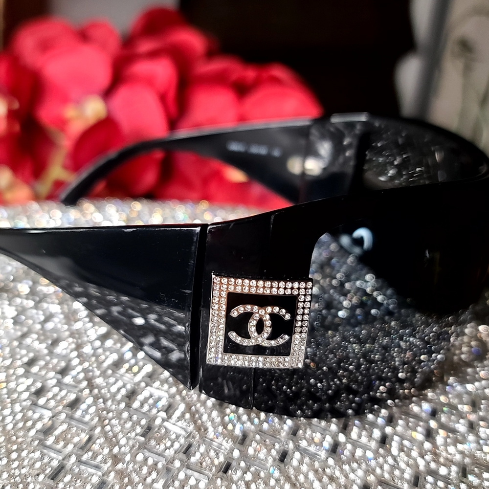 CHANEL logo oversized Ski Shield sunglasses in black w/Swarovski crystal CC embl - Picture 5 of 15